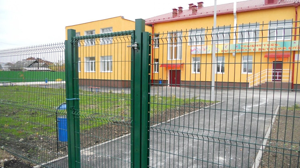 Установка безопасных ограждений для детских площадок в Великом Новгороде