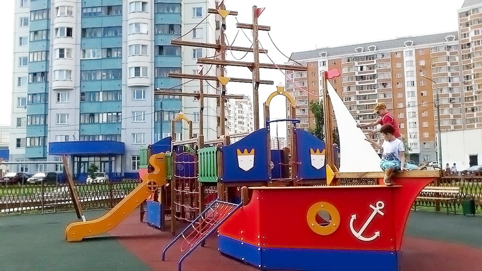 Монтаж корабликов на детской площадке в Великом Новгороде